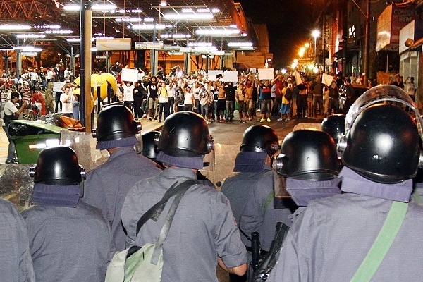 Policiais militares da Força Tática no terminal central de frente com o grupo de baderneiros